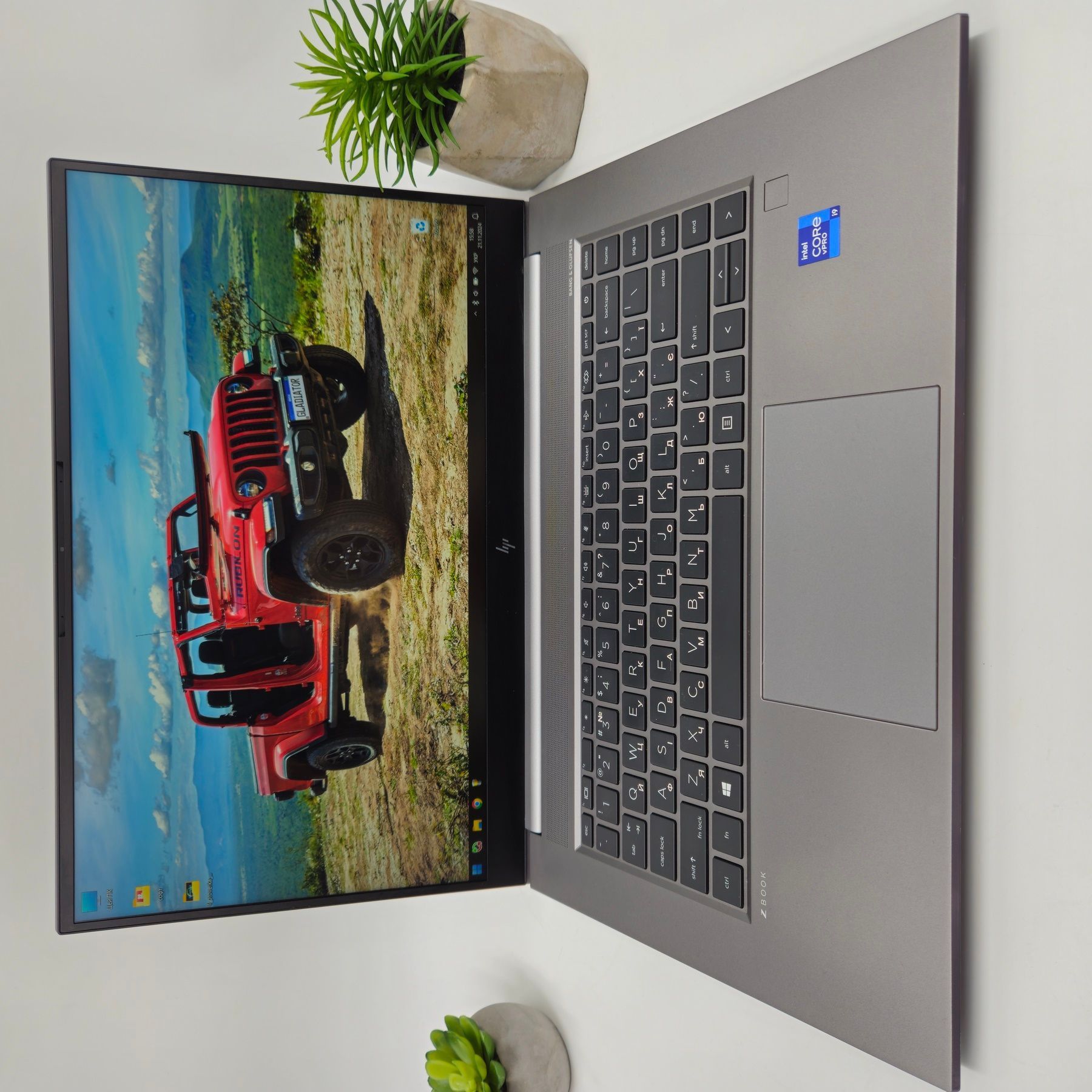robocha-stantsiia-hp-zbook-